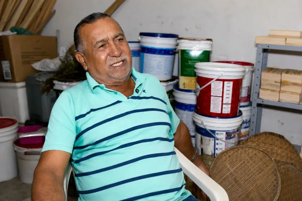 Vicente Bulcão produz artesanalmente o tradicional doce de buriti