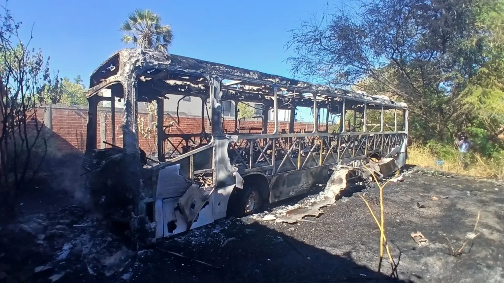 Picos: Incêndio destrói ônibus em garagem no bairro Canto da Várzea