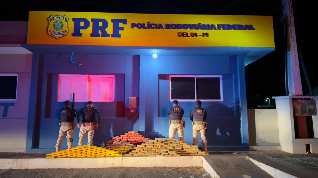 PRF apreende mais de 273 kg de drogas escondidas em carreta na BR 407 em Picos