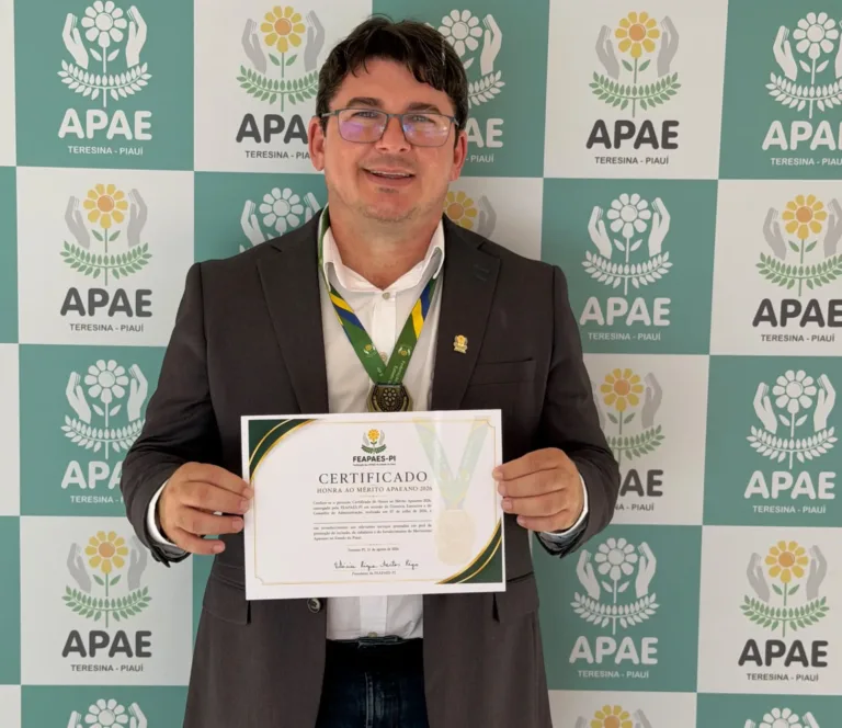 Prefeito Elvis Ramos recebe Medalha Mérito APAEano 2026 em reconhecimento às ações de inclusão