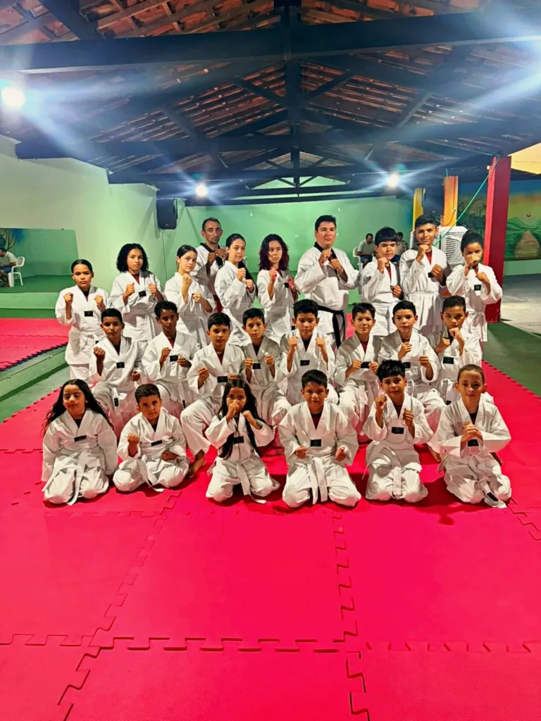 Prefeitura de Santo Antônio de Lisboa realiza entrega de doboks aos alunos da Escolinha de Taekwondo