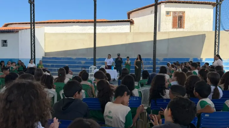 Escola Tia Celeste promove palestra educativa para alunos em homenagem ao Dia do Soldado