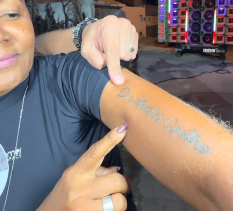 Em Picos, eleitora tatua no braço o nome do candidato Dr. Thales Coelho