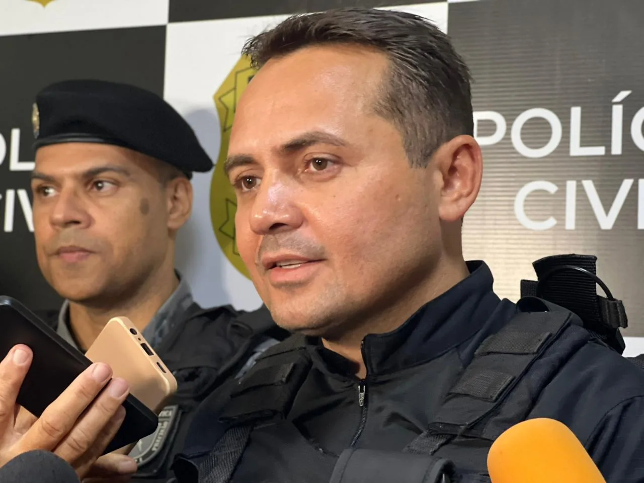 Segurança do delegado Charles Pessoa é baleado acidentalmente em Barras