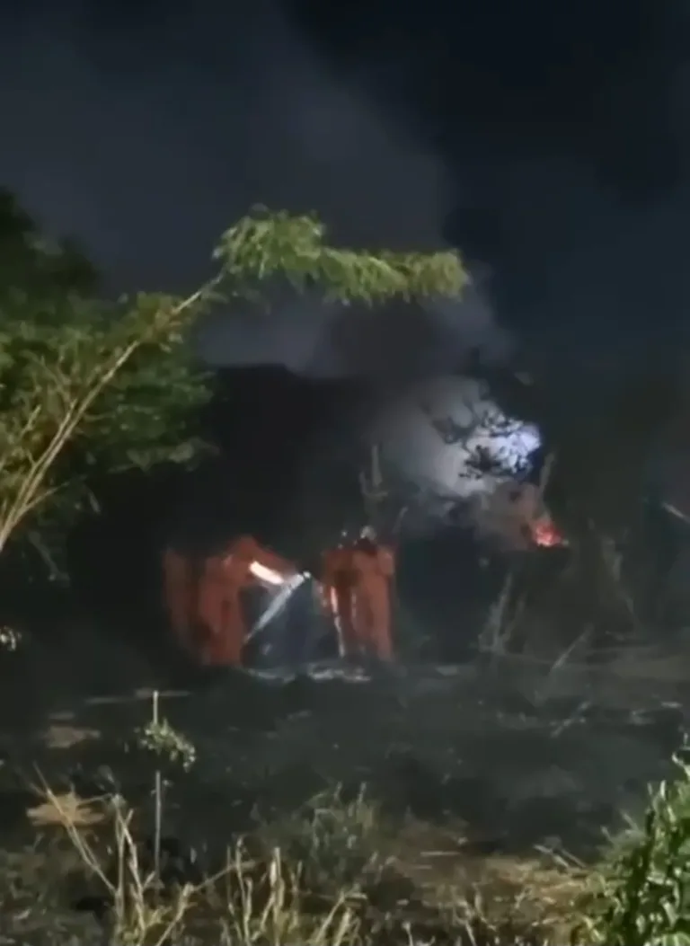 Corpo de Bombeiros combate incêndio em vegetação em São João da Canabrava