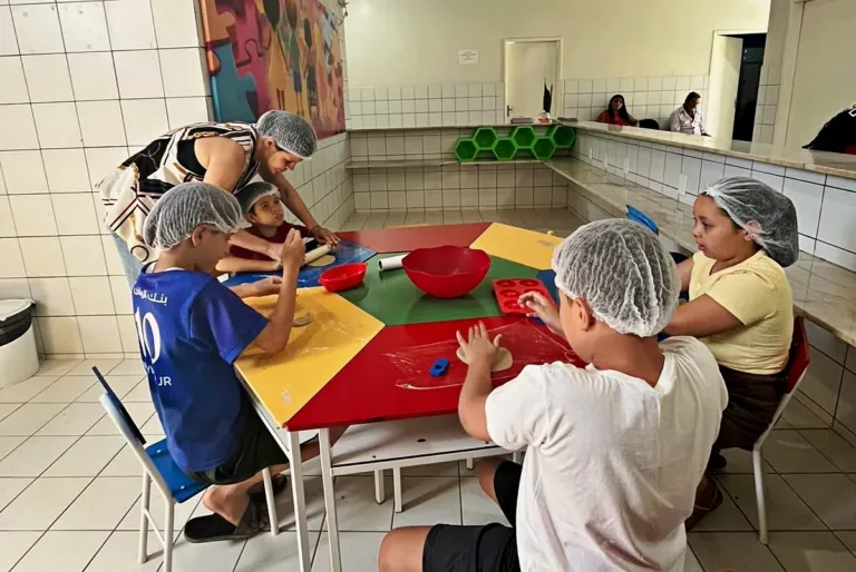 Em Santo Antônio de Lisboa, CER II realiza atividade prática com crianças durante preparo de biscoitos