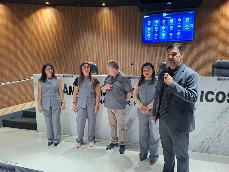 Rinaldinho entrega novo fardamento aos servidores da Câmara Municipal de Picos