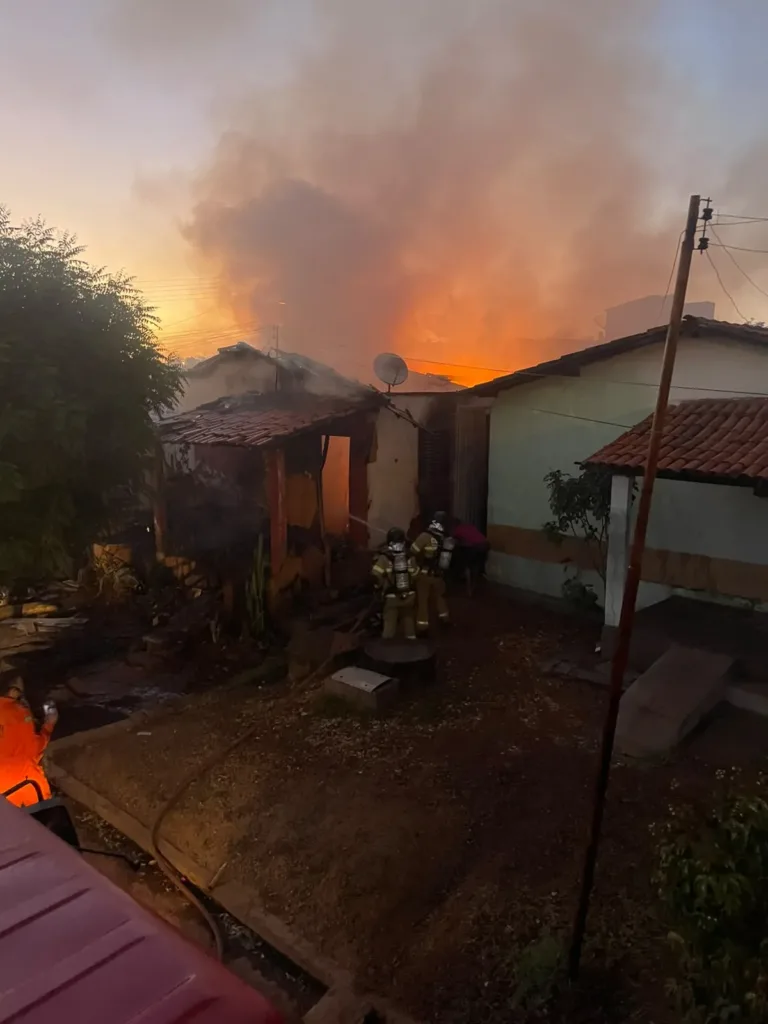 Incêndio destrói residência no bairro Morada do Sol em Picos