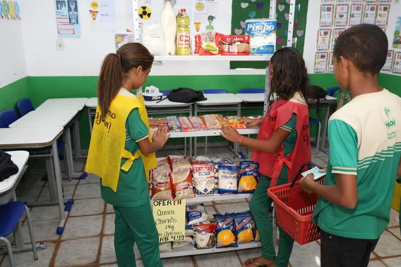 Feira de Educação Financeira promove aprendizado prático e protagonismo dos alunos em escola de Torrões