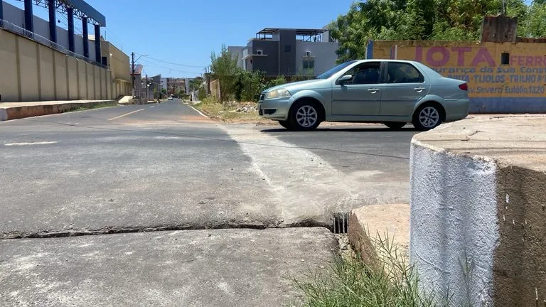 Prefeitura de Picos realiza melhorias em canaletas nas vias de maior tráfego