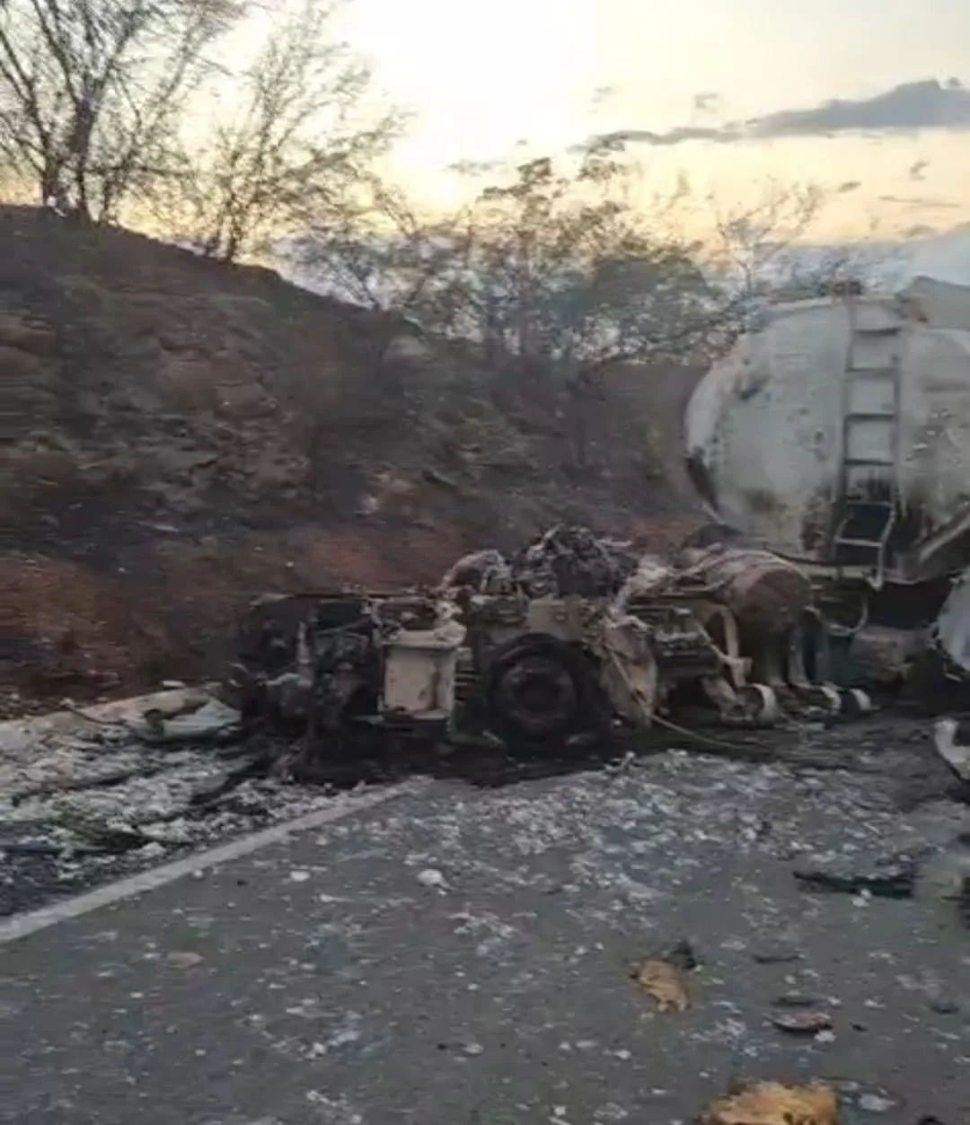 Colisão entre carreta e caminhão deixa um morto na BR-316 em Dom Expedito Lopes