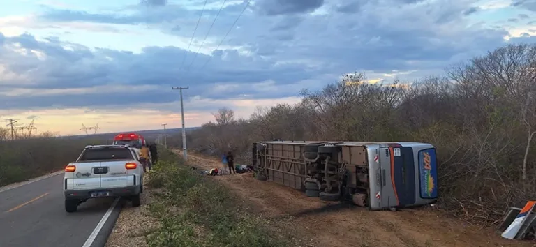 Ônibus com 10 ocupantes tomba em São João do Piauí e deixa uma pessoa ferida no Piauí