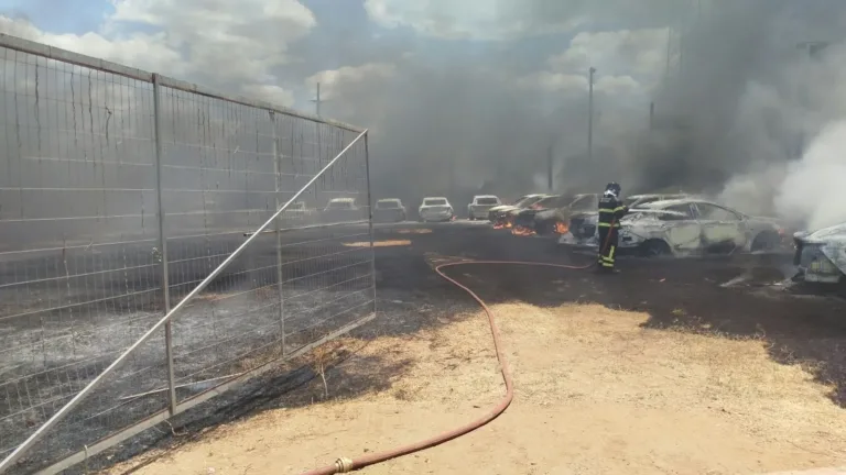 Incêndio de grandes proporções atinge depósito de veículos na Avenida Beira Rio, em Picos