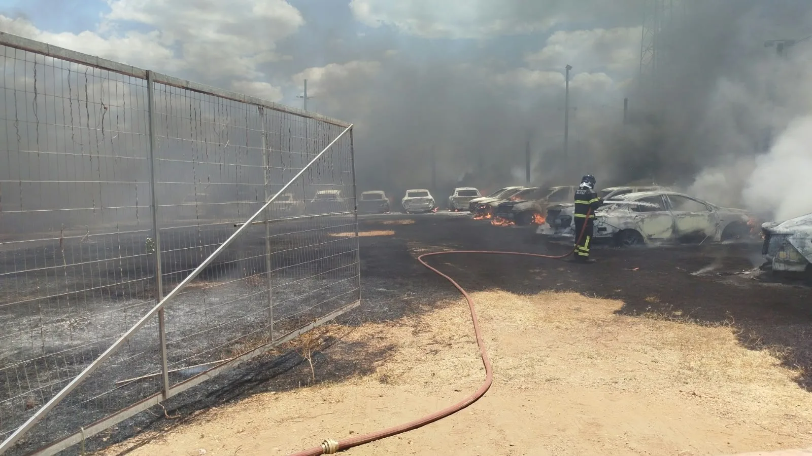 Incêndio de grandes proporções atinge depósito de veículos na Avenida Beira Rio, em Picos